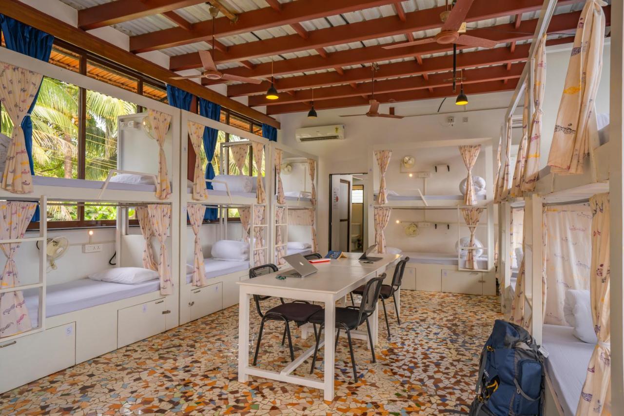 Moustache Goa Luxuria Hostel วากาตอร์ ภายนอก รูปภาพ
