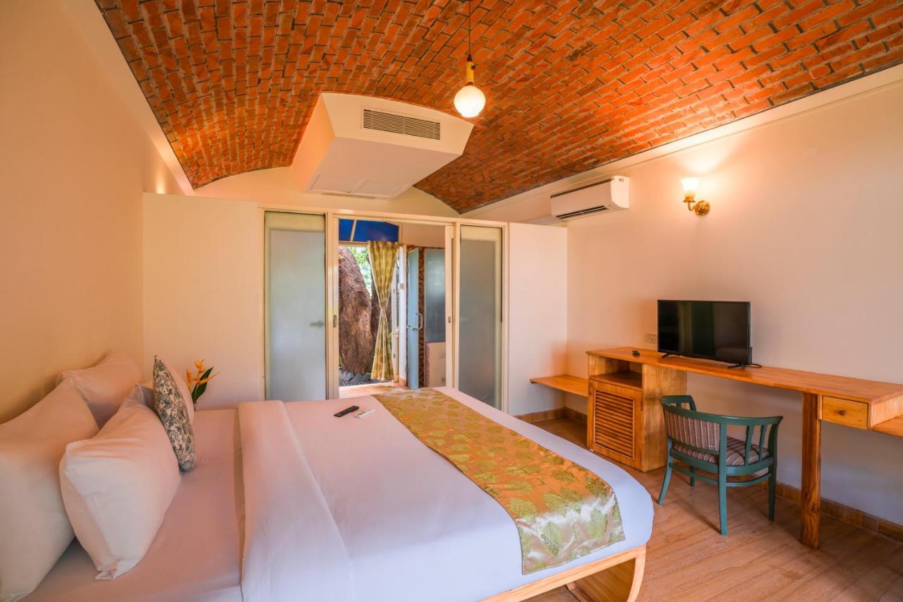 Moustache Goa Luxuria Hostel วากาตอร์ ภายนอก รูปภาพ
