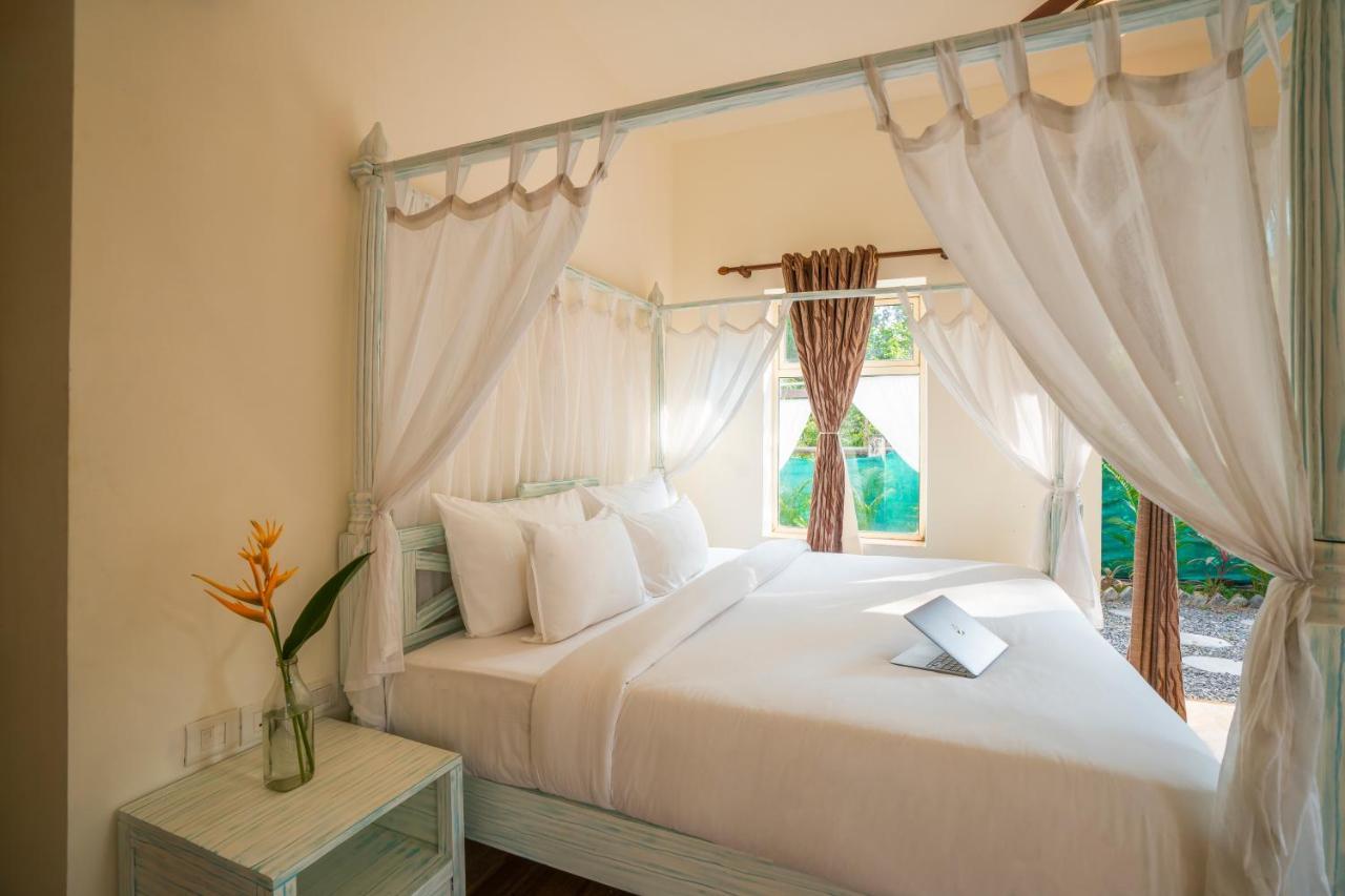 Moustache Goa Luxuria Hostel วากาตอร์ ภายนอก รูปภาพ