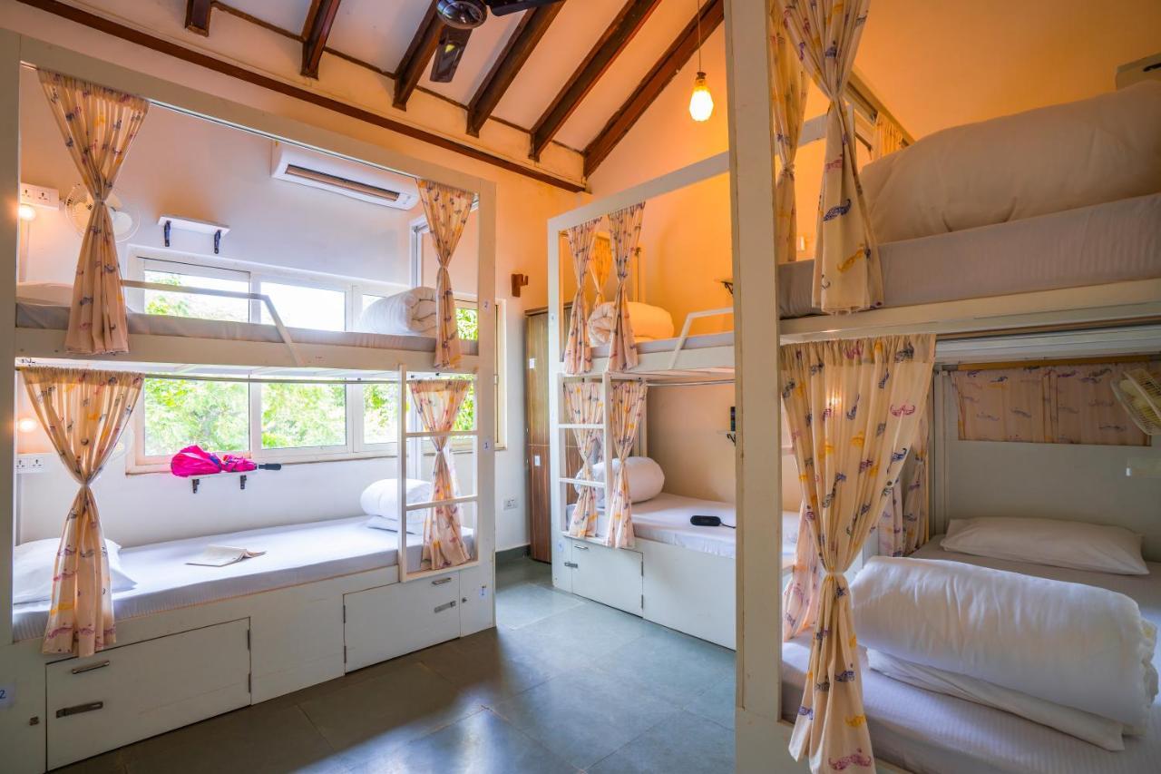 Moustache Goa Luxuria Hostel วากาตอร์ ภายนอก รูปภาพ