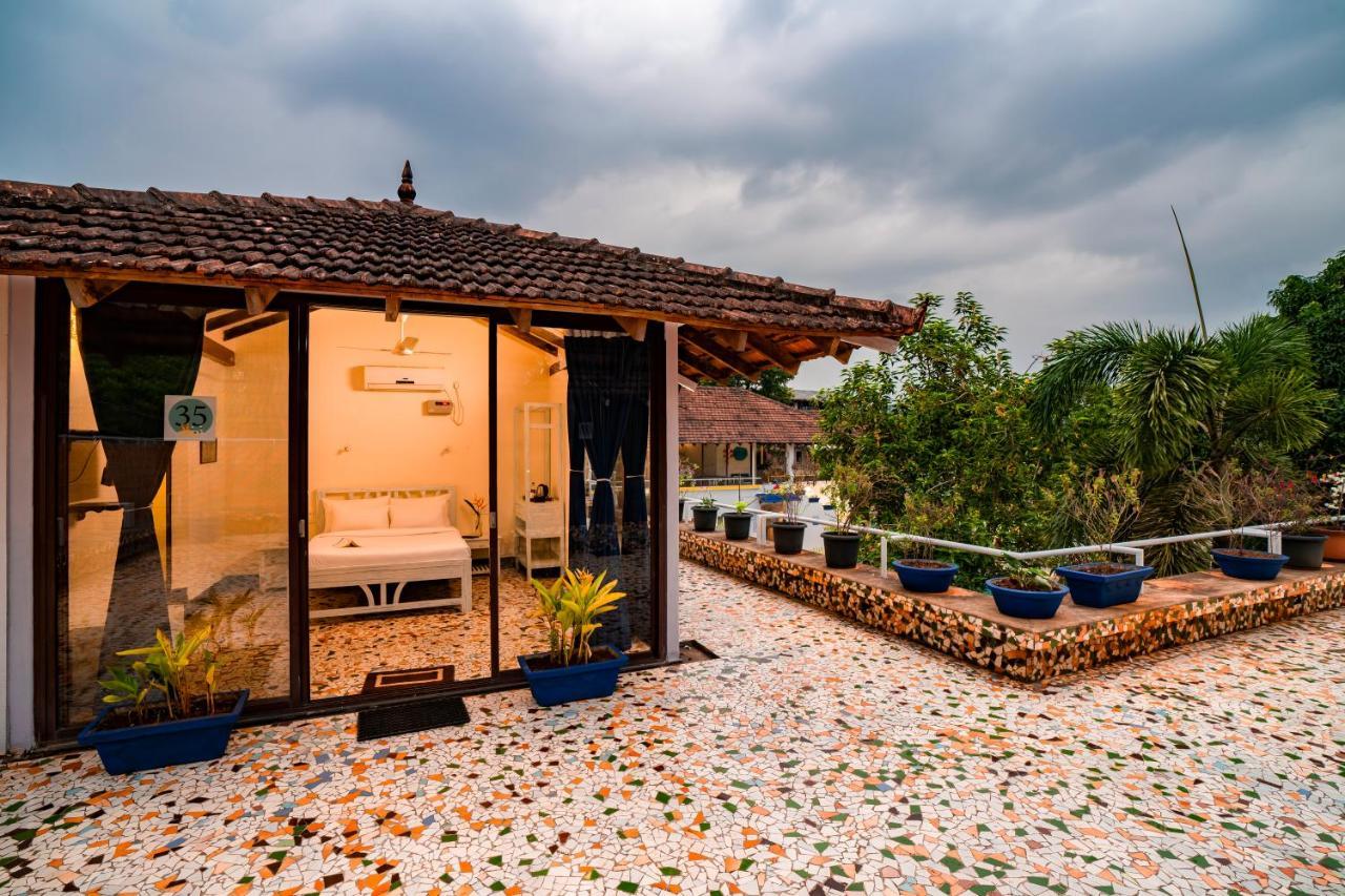 Moustache Goa Luxuria Hostel วากาตอร์ ภายนอก รูปภาพ