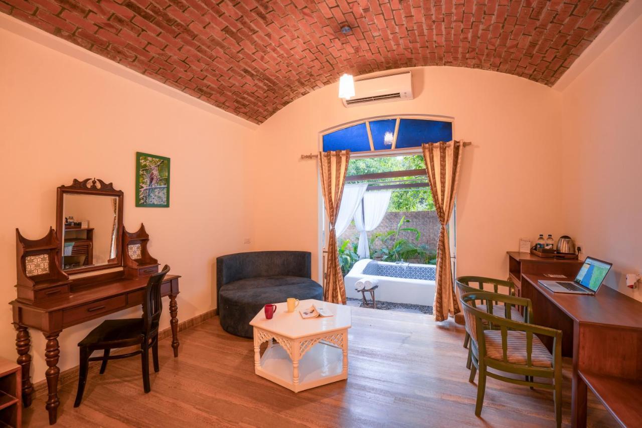 Moustache Goa Luxuria Hostel วากาตอร์ ภายนอก รูปภาพ