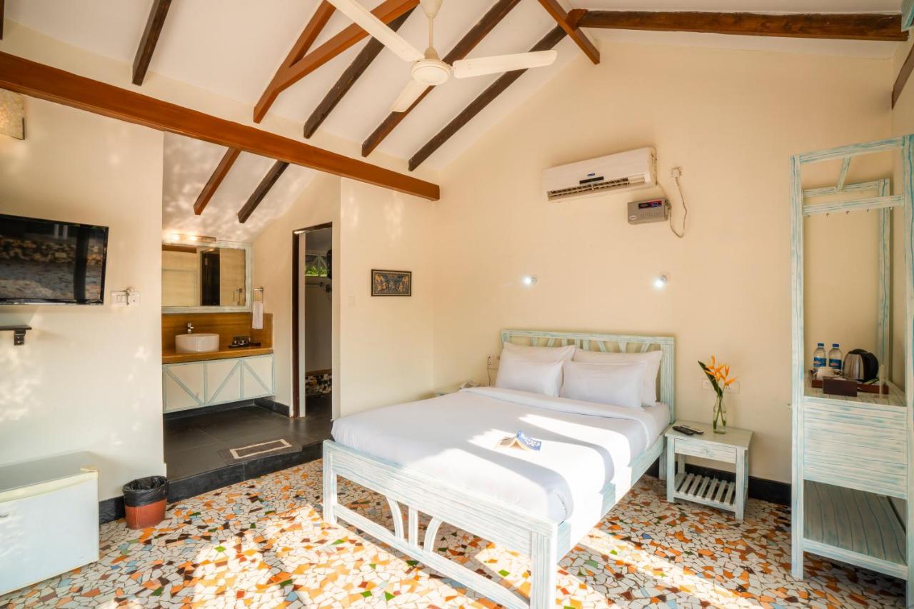 Moustache Goa Luxuria Hostel วากาตอร์ ภายนอก รูปภาพ